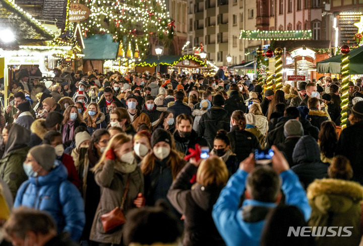[AP/뉴시스] 11일 독일 프랑크푸르트 시민들이 마스크를 쓰고 크리스마스 시장을 찾았다. 상당수 주가 이 시장을 폐쇄했다.