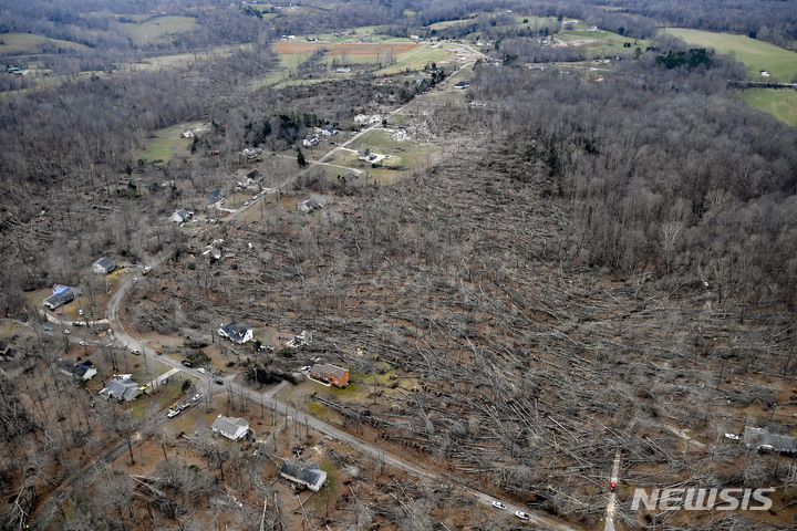 [딕슨카운티=AP/뉴시스]11일(현지시간) 토네이도와 폭풍우가 휩쓸고 간 미국 테네시주 딕슨카운티의 처참한 모습이 보이고 있다. 2021.12.12.