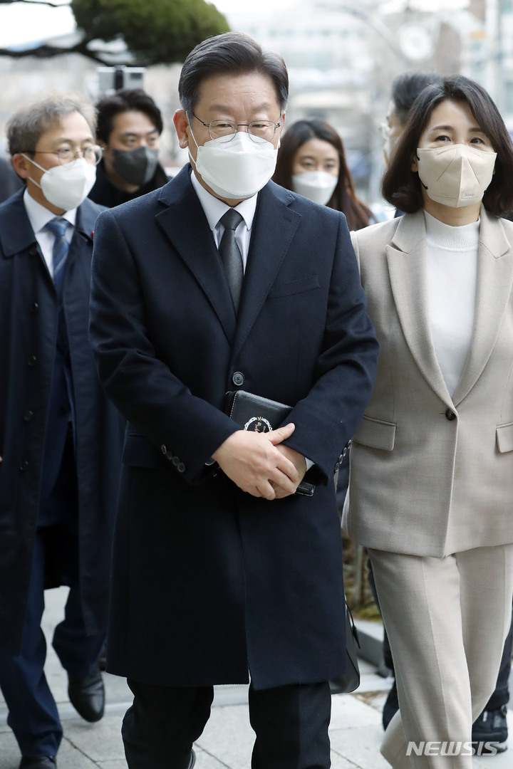 [영주=뉴시스] 최동준 기자 = 이재명 더불어민주당 대선 후보, 부인 김혜경 씨가 12일 경북 영주시 제일교회 예배에 참석하고 있다. 2021.12.12. photocdj@newsis.com