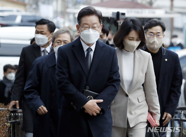 [영주=뉴시스] 최동준 기자 = 이재명 더불어민주당 대선 후보, 부인 김혜경 씨가 12일 경북 영주시 제일교회 예배에 참석하고 있다. 2021.12.12. photocdj@newsis.com