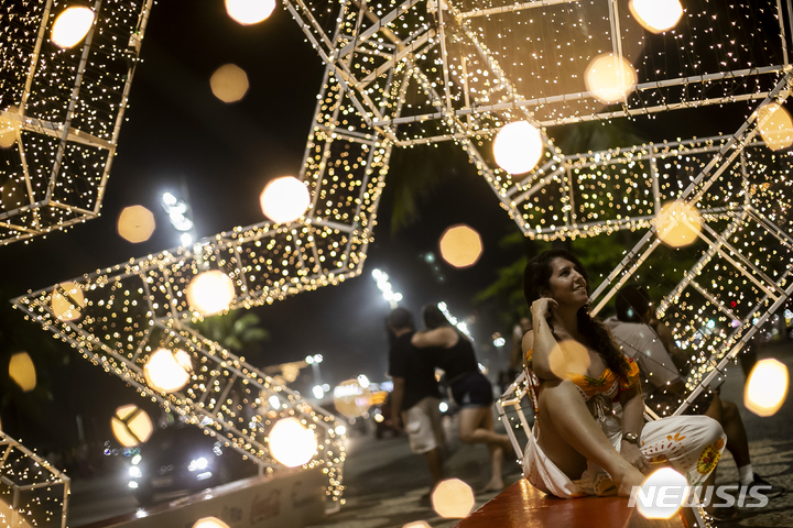 [코파카바나 ( 브라질)=AP/뉴시스] 브라질 코파카바나해변의 11일 점등된 크리스마스 장식. 미국 재무부는 브라질 최대의 조직범죄그룹 PCC를 최근 개인과 기업 경제제재 대상에 포함시켜 발표했다. 이는 외국 왕족, 범죄단을 가리지 말고 처벌하라는 바이든 대통령의 지시로 이뤄졌다. 