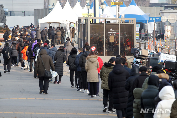 [서울=뉴시스] 김병문 기자 = 코로나19 신규 확진자가 6689명을 기록한 12일 오전 서울 중구 서울역에 마련된 임시선별검사소에서 시민들이 검사를 받기 위해 줄을 서 있다. 2021.12.12. dadazon@newsis.com