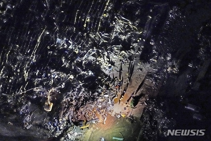 [메이필드=AP/뉴시스] 미국 중서부 및 남동부 6개 주를 강타한 토네이도로 11일(현지시간) 켄터키주 메이필드의 한 공장이 무너져 구조대가 생존자 수색 작업을 벌이고 있다. 지난 10일 밤 아칸소, 일리노이, 켄터키, 미주리, 테네시, 미시시피 등 6개 주에서 최소 30개의 토네이도가 발생해 켄터키주에서만 최소 70명이 숨진 것으로 나타났다. 2021.12.12.