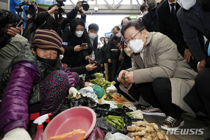 [예천=뉴시스] 최동준 기자 = 이재명 더불어민주당 대선 후보, 부인 김혜경 씨가 12일 경북 예천읍 상설시장을 방문해 야채를 구매하고 있다. 2021.12.12. photocdj@newsis.com