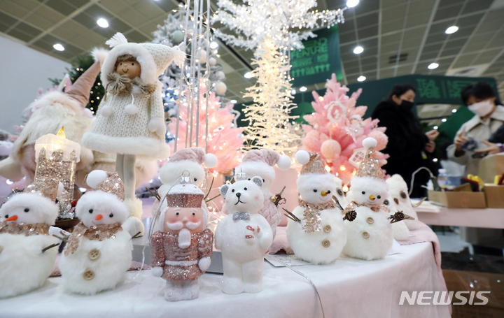 [서울=뉴시스] 조성우 기자 = 크리스마스가 2주 앞으로 다가온 12일 오후 서울 강남구 코엑스에서 열린 2021 홈·테이블데코페어를 찾은 관람객들이 크리스마스 트리 등 용품들을 살펴보고 있다. 2021.12.12. xconfind@newsis.com