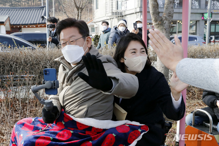 [문경=뉴시스] 최동준 기자 = 이재명 더불어민주당 대선 후보, 부인 김혜경 씨가 12일 경북 문경시 가은역에서 석탄을 실어 나르던 철로를 관광 자원화한 꼬마열차 탑승 체험을 하고 있다. 2021.12.12. photocdj@newsis.com