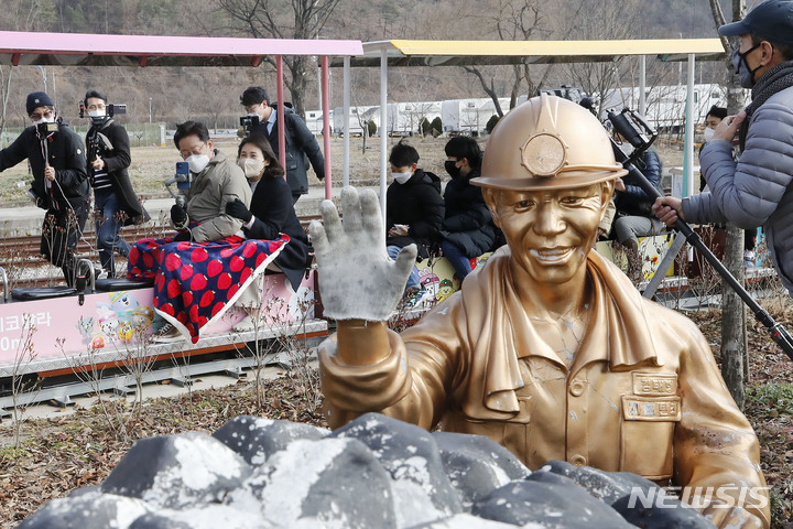 [문경=뉴시스] 최동준 기자 = 이재명 더불어민주당 대선 후보, 부인 김혜경 씨가 12일 경북 문경시 가은역에서 석탄을 실어 나르던 철로를 관광 자원화한 꼬마열차 탑승 체험을 하고 있다. 2021.12.12. photocdj@newsis.com