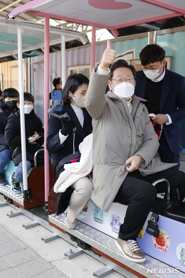 [문경=뉴시스] 최동준 기자 = 이재명 더불어민주당 대선 후보, 부인 김혜경 씨가 12일 경북 문경시 가은역에서 석탄을 실어 나르던 철로를 관광 자원화한 꼬마열차 탑승 체험을 하고 있다. 2021.12.12. photocdj@newsis.com