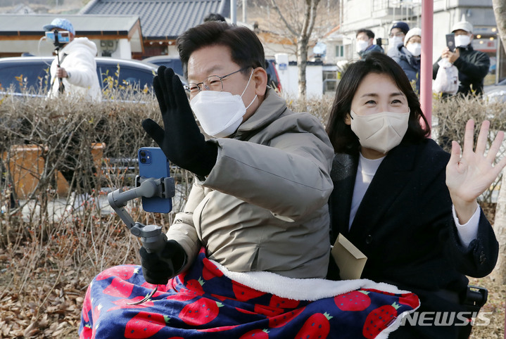[문경=뉴시스] 최동준 기자 = 이재명 더불어민주당 대선 후보, 부인 김혜경 씨가 12일 경북 문경시 가은역에서 석탄을 실어 나르던 철로를 관광 자원화한 꼬마열차 탑승 체험을 하고 있다. 2021.12.12. photocdj@newsis.com