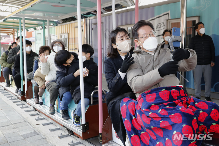 [문경=뉴시스] 최동준 기자 = 이재명 더불어민주당 대선 후보, 부인 김혜경 씨가 12일 경북 문경시 가은역에서 석탄을 실어 나르던 철로를 관광 자원화한 꼬마열차 탑승 체험을 하고 있다. 2021.12.12. photocdj@newsis.com