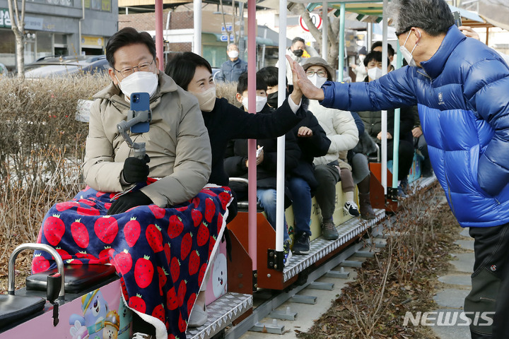 [문경=뉴시스] 최동준 기자 = 이재명 더불어민주당 대선 후보, 부인 김혜경 씨가 12일 경북 문경시 가은역에서 석탄을 실어 나르던 철로를 관광 자원화한 꼬마열차 탑승 체험을 하고 있다. 2021.12.12. photocdj@newsis.com