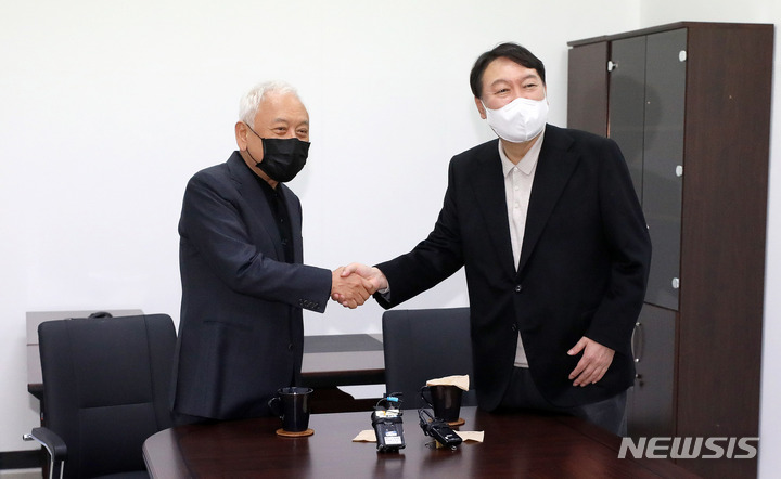 [서울=뉴시스] 김선웅 기자 = 윤석열 국민의힘 대선 후보와 김한길 새시대준비위원장이 12일 오후 서울 여의도에 위치한 새시대준비위원회에서 현판식 시작에 앞서 인사를 나누고 있다. 2021.12.12. mangusta@newsis.com