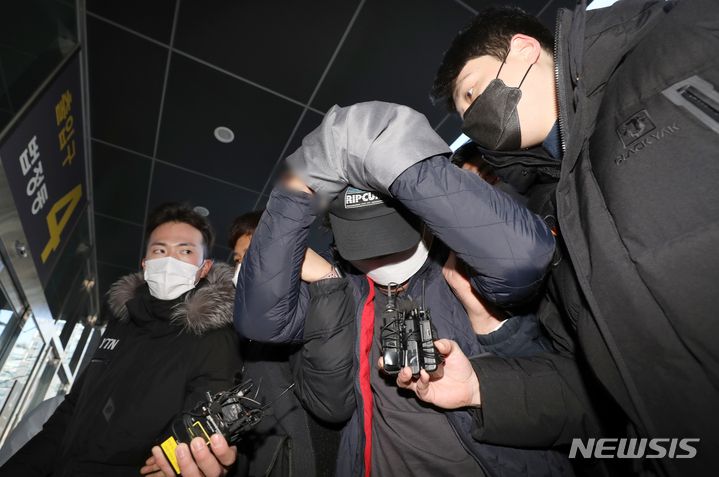 [서울=뉴시스] 조성우 기자 = 신변보호를 받던 전 여자친구의 집에 찾아가 어머니와 동생에게 흉기를 휘두른 혐의를 받는 20 남성 이모 씨가 12일 오후 서울 송파구 서울동부지방법원에서 열린 구속 전 피의자 심문(영장실질심사)에 출석하고 있다. 2021.12.12. xconfind@newsis.com