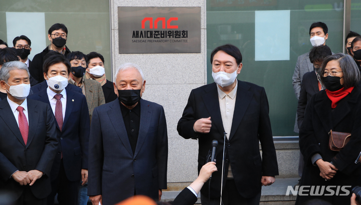 [서울=뉴시스] 김선웅 기자 = 윤석열 국민의힘 대선 후보와 김한길 새시대준비위원장이 12일 오후 서울 여의도에 위치한 새시대준비위원회에서 현판 제막식을 마친 후 발언하고 있다. (공동취재사진) 2021.12.12. photo@newsis.com