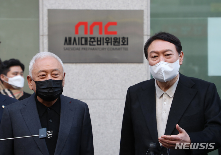 [서울=뉴시스] 김선웅 기자 = 윤석열 국민의힘 대선 후보와 김한길 새시대준비위원장이 12일 오후 서울 여의도에 위치한 새시대준비위원회에서 현판 제막식을 마친 후 발언하고 있다. (공동취재사진) 2021.12.12. photo@newsis.com