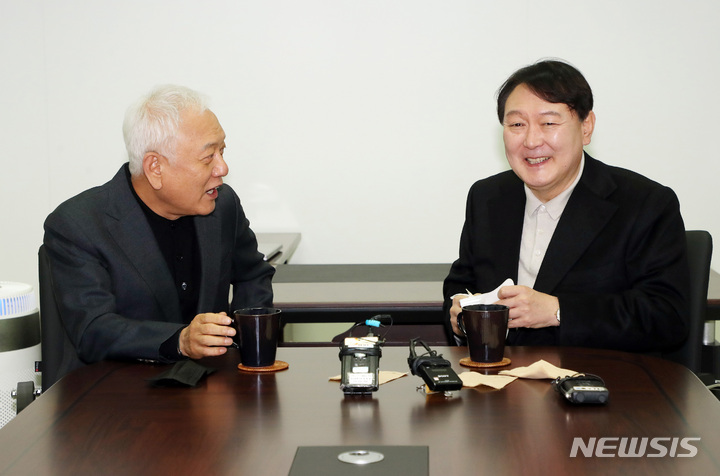 [서울=뉴시스] 김선웅 기자 = 윤석열 대통령 당선인과 김한길 전 민주당 대표. (공동취재사진) 2021.12.12. photo@newsis.com