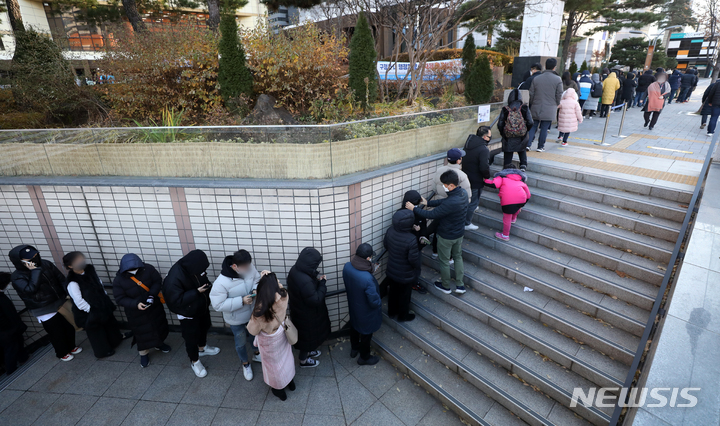 [서울=뉴시스] 조성우 기자 = 코로나19 신규 확진자 수가 6,689명으로 집계되며 토요일 기준으로 역대 최다 규모를 나타낸 12일 오후 서울 송파구 보건소에 마련된 코로나19 선별진료소에서 시민들이 검사를 받기 위해 줄을 서고 있다. 2021.12.12. xconfind@newsis.com