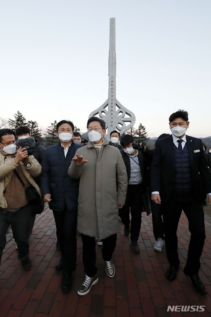 [김천=뉴시스] 최동준 기자 = 이재명 더불어민주당 대선 후보가 12일 경북 김천시 추풍령휴게소 경부고속도로 기념탑을 방문하고 있다. 2021.12.12. photocdj@newsis.com