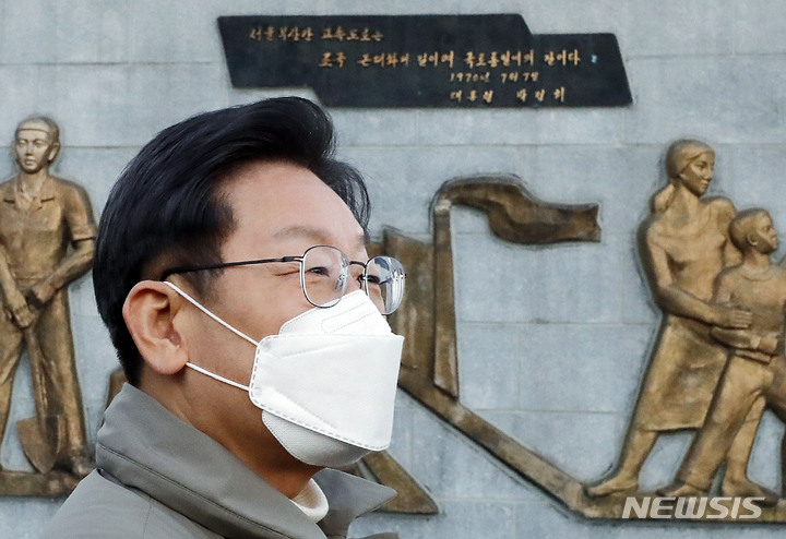 [김천=뉴시스] 최동준 기자 = 이재명 더불어민주당 대선 후보가 12일 경북 김천시 추풍령휴게소 경부고속도로 기념탑을 방문하고 있다. 2021.12.12. photocdj@newsis.com