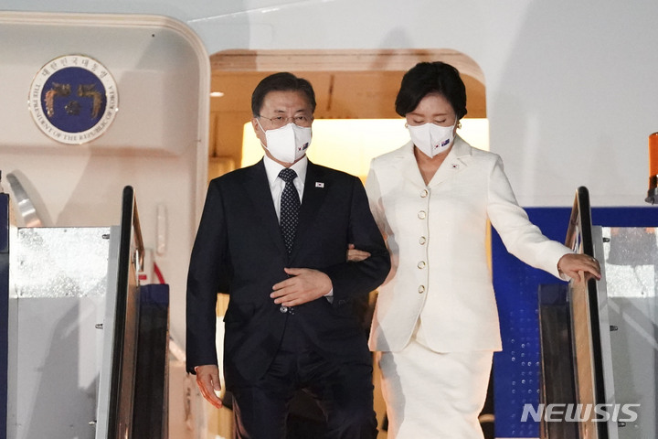 [캔버라=뉴시스] 전진환 기자 = 호주를 국빈방문 하는 문재인 대통령과 김정숙 여사가 12일 호주 캔버라 페어베언 공군기지에 도착, 공군 1호기에서 내리고 있다. 2021.12.12. amin2@newsis.com