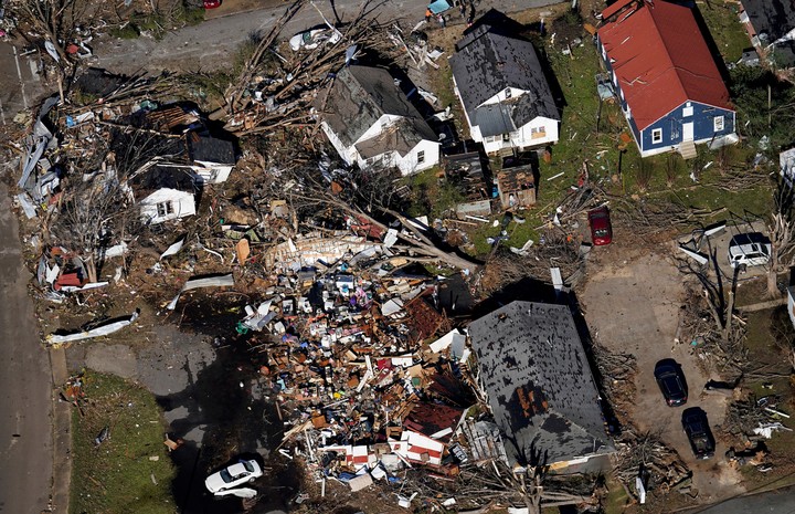 [드레스던=AP/뉴시스]미국 중부를 덮친 토네이도로 파괴된 테네시 드레스던 주택가 모습. 2021.12.12. *재판매 및 DB 금지