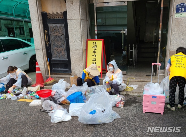  수원시 자원관리도우미들의 활동 모습.