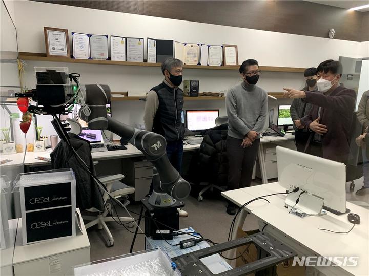 [서울=뉴시스] 플랜에이치벤처스 방문한 김용문 창업진흥원장. (사진=창업진흥원 제공) 2021.12.13. photo@newsis.com