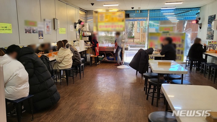 [대구=뉴시스] 고여정 수습기자 = 방역패스 계도기간이 끝난 13일 오전 대구 중구의 한 식당에서 사람들이 밥을 먹고 있다. 2021.12.13 ruding@newsis.com