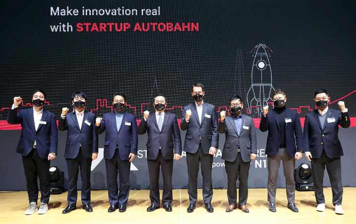 [서울=뉴시스] (좌로부터) N15 허제 공동대표, 서울산업진흥원 김현우 대표이사, 서울시 황보연 경제정책실장, 한국무역협회 구자열 회장, 메르세데스-벤츠 코리아 토마스 클라인 대표, 중소벤처기업부 차정훈 창업벤처혁신실장, SK 텔레콤 이재신 글로벌사업개발담당, N15 류선종 공동대표. (사진=메르세데스-벤츠 코리아 제공) *재판매 및 DB 금지