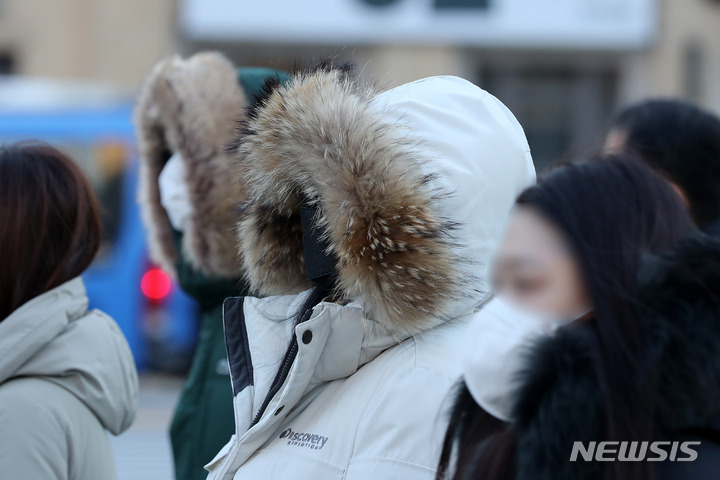 [서울=뉴시스] 백동현 기자 = 올겨울 아침 최저 기온을 보인 지난 13일 오전 서울 종로구 세종대로사거리 인근에서 시민들이 털모자를 착용하고 있다. 2021.12.13. livertrent@newsis.com