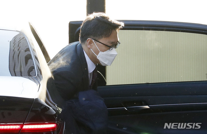 [과천=뉴시스] 홍효식 기자 = 김진욱 고위공직자범죄수사처(공수처) 처장이 13일 오전 경기 과천시 정부과천청사 공수처로 출근하고 있다. 2021.12.13. yesphoto@newsis.com