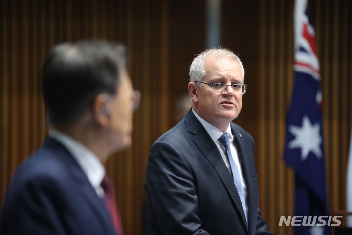 [캔버라=뉴시스] 전진환 기자 = 스콧 모리슨 호주 총리가 13일 캔버라 국회의사당에서 열린 문재인 대통령과의 공동기자회견에서 발언하고 있다. 2021.12.13. amin2@newsis.com