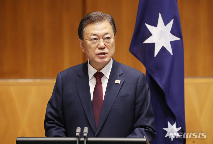 [캔버라=뉴시스] 전진환 기자 = 호주를 국빈 방문 중인 문재인 대통령이 13일 호주 캔버라 국회의사당에서 열린 스콧 모리슨 호주 총리와의 공동기자회견에서 발언하고 있다. 2021.12.13. amin2@newsis.com
