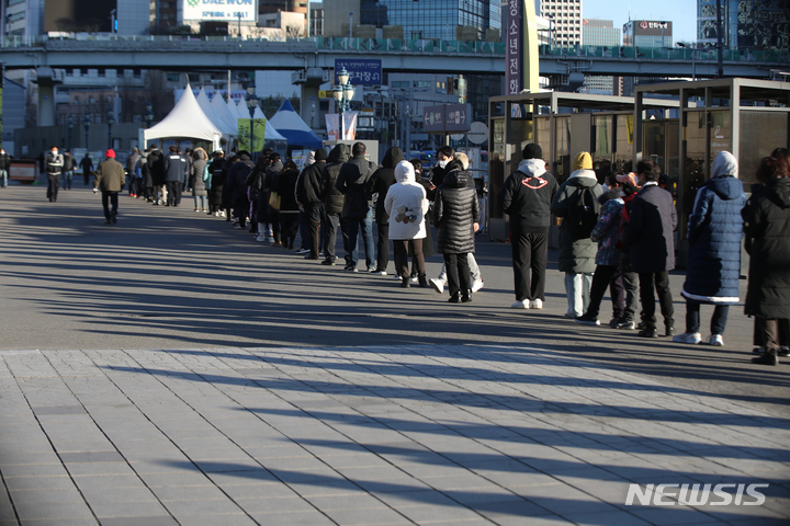 [서울=뉴시스] 조수정 기자 = 0시 기준 코로나19 신규확진자 수가 5817명으로 집계된 13일 오전 서울 중구 서울역광장 코로나19 임시선별검사소에서 시민들이 검사를 받기 위해 줄서 기다리고 있다. 2021.12.13. chocrystal@newsis.com