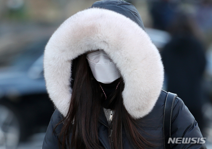[서울=뉴시스] 조성우 기자 = 전국적으로 아침 기온이 전날보다 10도 안팎으로 떨어지며 영하권 날씨를 보인 지난 13일 오전 서울 종로구 세종대로 인근에서 시민들이 이동하고 있다. 2021.12.13. xconfind@newsis.com