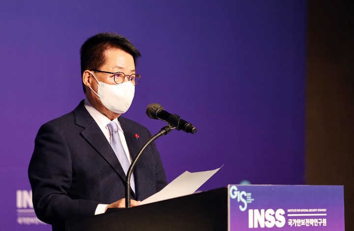 [서울=뉴시스] 지난해 12월13일 박지원 국가정보원장이 서울 중구 플라자호텔에서 열린 글로벌인텔리전스서밋(GIS)에 참석해 발언하고 있다. (사진=국가안보전략연구원 제공) 2021.12.13. photo@newsis.com *재판매 및 DB 금지