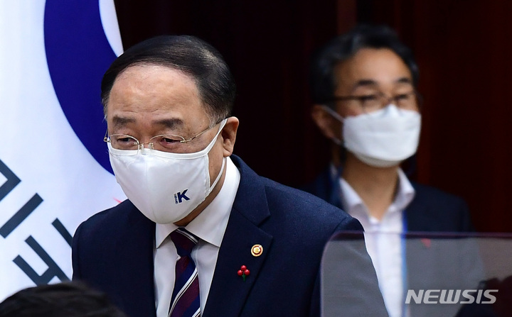 [서울=뉴시스] 김명원 기자 = 홍남기 경제부총리 겸 기획재정부 장관이 지난 13일 오전 서울 종로구 정부서울청사에서 열린 제226차 대외경제장관회의에 참석하고 있다. (공동취재사진) 2021.12.13. photo@newsis.com