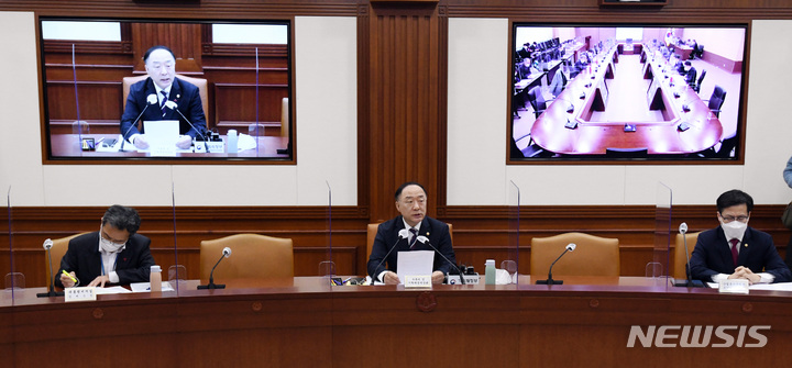 [서울=뉴시스] 김명원 기자 = 홍남기 경제부총리 겸 기획재정부 장관이 13일 오전 서울 종로구 정부서울청사에서 열린 제226차 대외경제장관회의에 참석해 발언을 하고 있다. (공동취재사진) 2021.12.13. photo@newsis.com