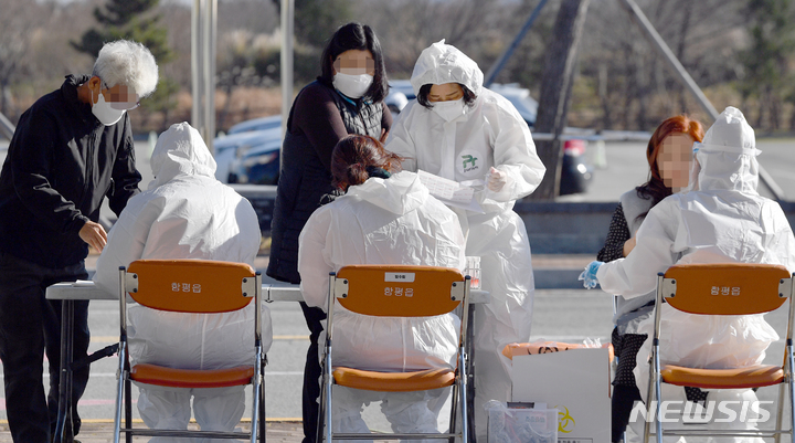 [함평=뉴시스] 류형근 기자 = 지난 13일 오전 전남 함평군 함평읍 함평엑스포공원 주차장에서 방역당국이 주민을 대상으로 전수검사를 하고 있다. 2021.12.13. hgryu77@newsis.com