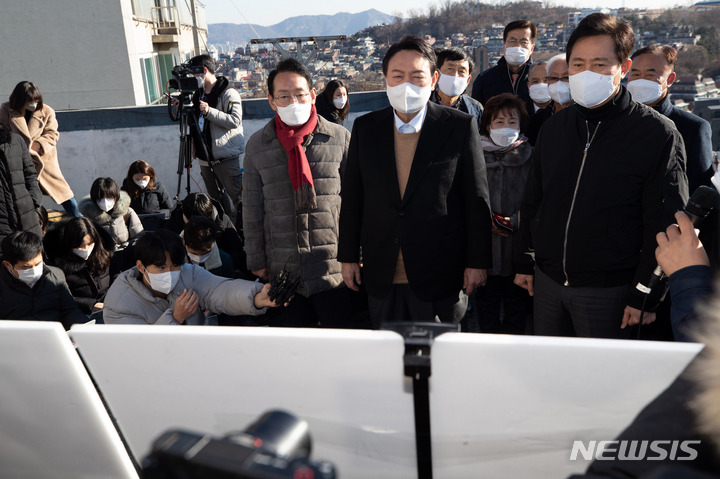 [서울=뉴시스] 국회사진기자단 = 윤석열 국민의힘 대선 후보와 오세훈 서울시장이 13일 오후 서울 강북지역 주택 재건축 정비구역을 찾아 관계자로부터 설명을 듣고 있다. 2021.12.13. photo@newsis.com