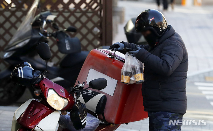 [서울=뉴시스] 홍효식 기자 = 배달노동자가 배달 업무 중 사고를 당했을 때 보험금을 지급하는 '플랫폼 배달라이더 서울형 안심상해보험' 보장을 개시한 13일 서울 강남구 삼성동 도로에서 배달 노동자들이 배달 물품을 싣고 있다. 2021.12.13. yesphoto@newsis.com