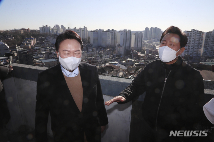 [서울=뉴시스] 국회사진기자단 = 국민의힘 윤석열 대선 후보가 13일 오후 서울 강북구 미아동 미아 4-1 주택 재건축 정비구역을 찾아 오세훈 서울시장과 함께 현장을 둘러보고 있다. 2021.12.13 2021.12.13. photo@newsis.com