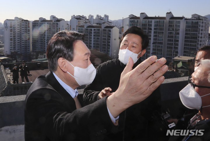 [서울=뉴시스] 국회사진기자단 = 국민의힘 윤석열 대선 후보가 13일 오후 서울 강북구 미아동 미아 4-1 주택 재건축 정비구역을 찾아 오세훈 서울시장과 함께 현장을 살펴보고 있다. 2021.12.13 2021.12.13. photo@newsis.com