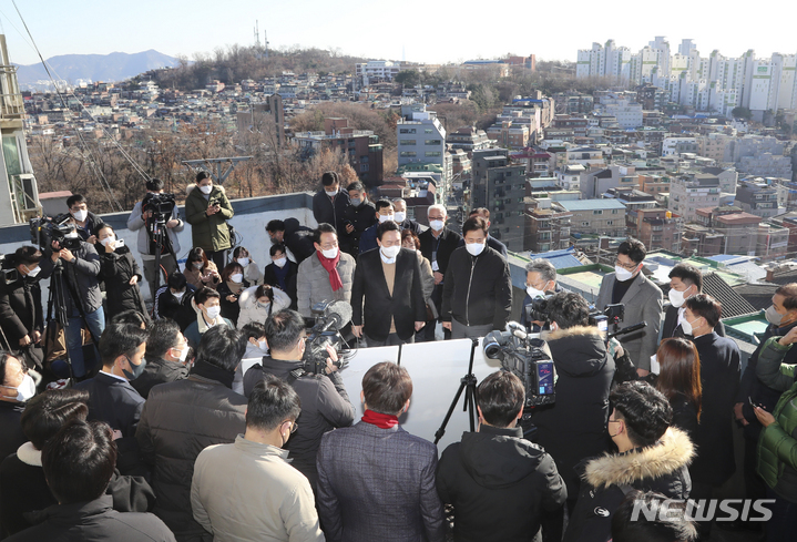 [서울=뉴시스] 국회사진기자단 = 국민의힘 윤석열 대선 후보가 13일 오후 서울 강북구 미아동 미아 4-1 주택 재건축 정비구역을 찾아 오세훈 서울시장과 함께 현장 설명을 듣고 있다. 2021.12.13 2021.12.13. photo@newsis.com