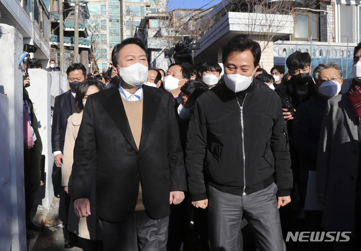 [서울=뉴시스] 국회사진기자단 = 국민의힘 윤석열 대선 후보가 13일 오후 서울 강북구 미아동 미아 4-1 주택 재건축 정비구역을 찾아 오세훈 서울시장과 함께 현장을 둘러보고 있다. 2021.12.13 2021.12.13. photo@newsis.com