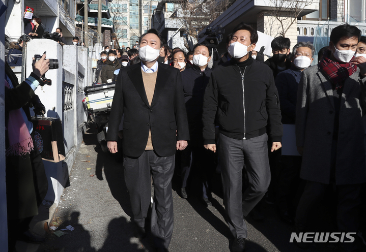 [서울=뉴시스] 국회사진기자단 = 국민의힘 윤석열 대선 후보가 13일 오후 서울 강북구 미아동 미아 4-1 주택 재건축 정비구역을 찾아 오세훈 서울시장과 함께 현장을 둘러보고 있다. 2021.12.13. photo@newsis.com