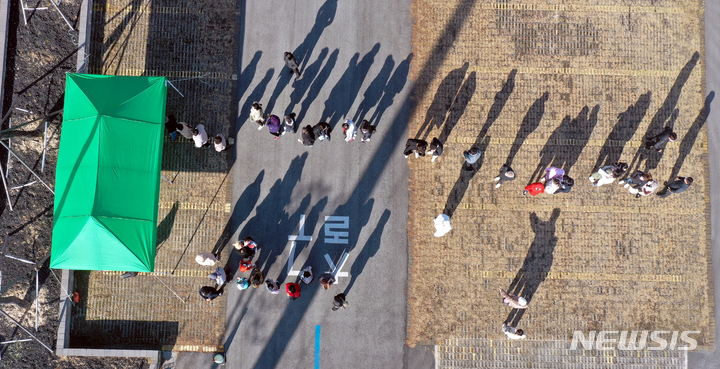 [함평=뉴시스] 류형근 기자 = 전남 함평 지역 어린이집교사 등 3명이 코로나19 변이 바이러스 오미크론에 감염된 가운데 13일 오후 전남 함평군 함평읍 함평엑스포공원 주차장에서 방역당국이 주민을 대상으로 전수검사를 하고 있다. 2021.12.13. hgryu77@newsis.com