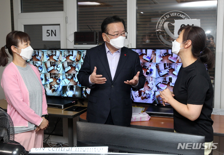 [서울=뉴시스] 김명원 기자 = 김부겸 국무총리가 13일 오후 서울 구로구 미소들병원을 방문해 재택관리실 의료진과 대화를 하고 있다. (공동취재사진) 2021.12.13. photo@newsis.com