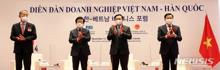 [서울=뉴시스] 고범준 기자 = 13일 오후 서울 영등포구 전경련회관 컨퍼런스센터에서 열린 한-베트남 비즈니스 포럼에서 허창수(왼쪽부터) 전국경제인연합회장, 박병석 국회의장, 브엉 딘 후에 베트남 국회의장 등 참석자들이 기념촬영을 하고 있다. 2021.12.13. bjko@newsis.com