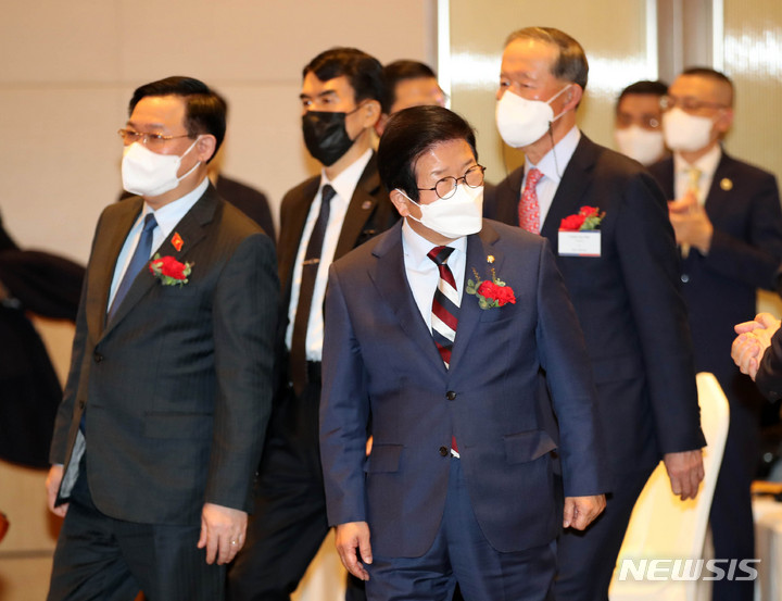 [서울=뉴시스] 고범준 기자 = 박병석 국회의장, 허창수 전국경제인연합회장 등 참석내빈들이 13일 오후 서울 영등포구 전경련회관 컨퍼런스센터에서 열린 한-베트남 비즈니스 포럼에 참석하고 있다. 2021.12.13. bjko@newsis.com